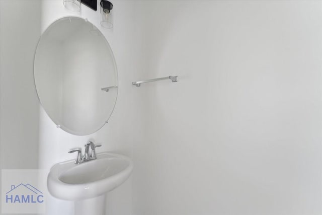 bathroom featuring a sink