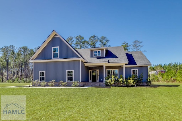 view of front of property featuring a front lawn