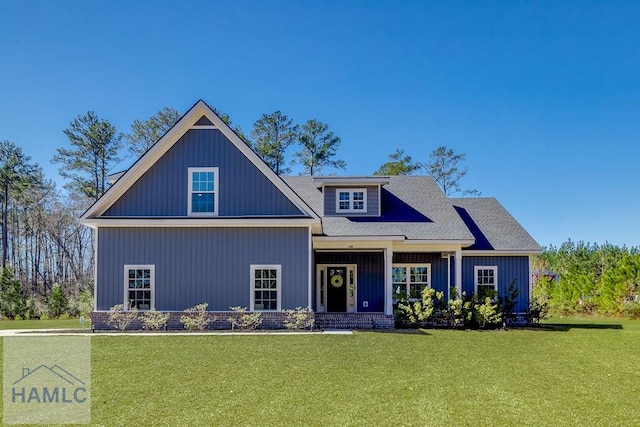 craftsman-style house featuring a front lawn and roof with shingles