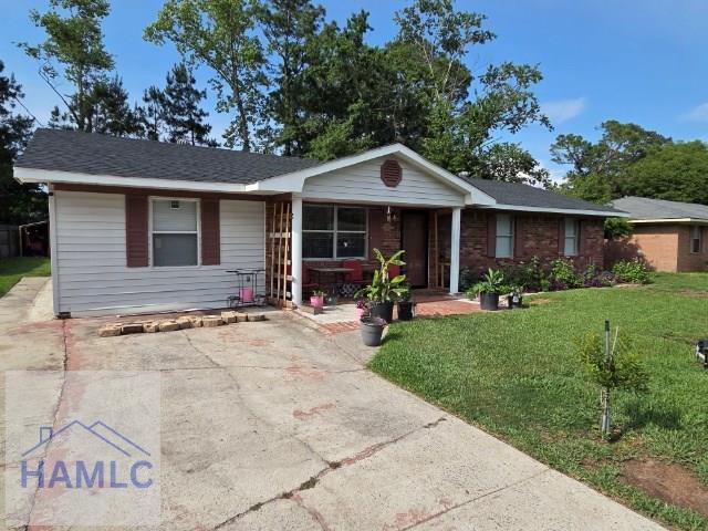 158 Sequoia Cir, Hinesville, GA 31313 - ranch-style home featuring a porch and a front yard