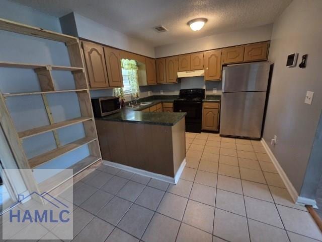 158 Sequoia Cir, Hinesville, GA 31313 - kitchen with stainless steel appliances, under cabinet range hood, a peninsula, dark countertops, and a sink