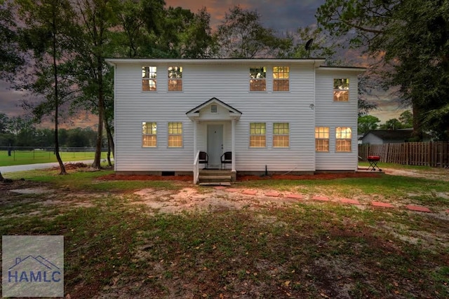 view of front of property featuring a lawn