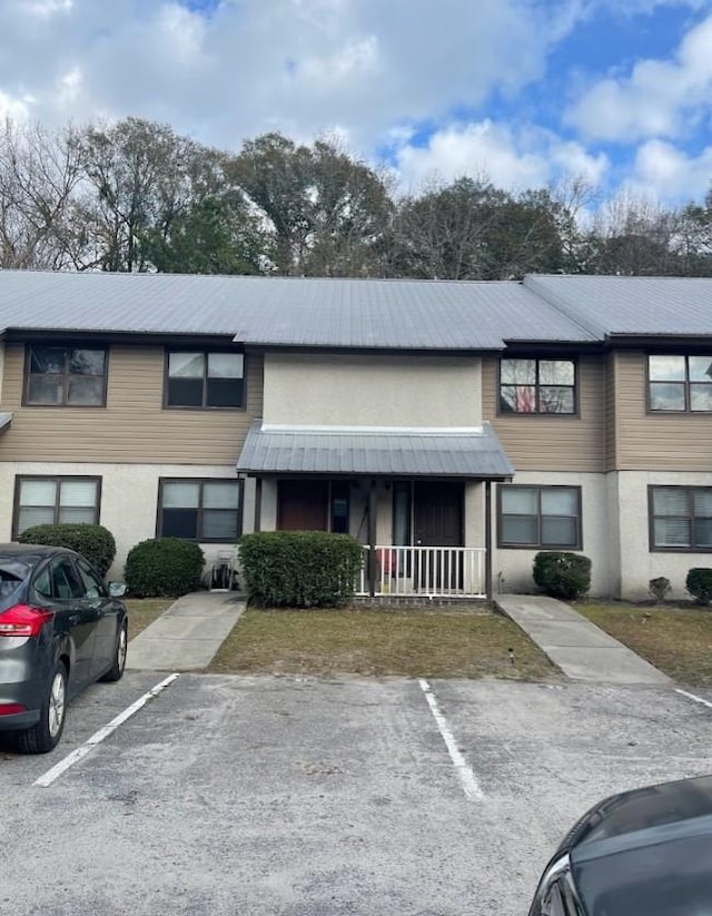 view of front of property featuring a porch