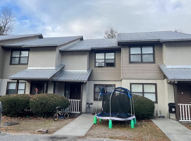 multi unit property featuring a trampoline