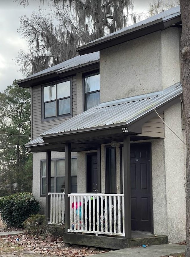 view of front of property featuring a porch