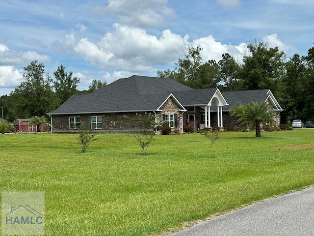 view of front of property featuring a front yard