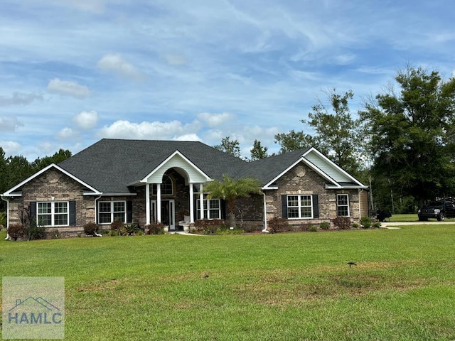 craftsman inspired home featuring a front lawn