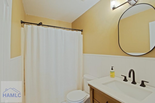 1453 Fritts Ct, Hinesville, GA 31313 - full bathroom featuring a wainscoted wall, toilet, vanity, and a shower with shower curtain