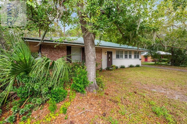 view of front of house with a front lawn