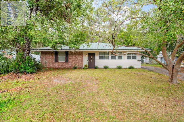 ranch-style home with a front yard