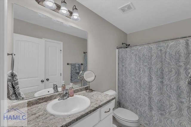 bathroom with a shower with curtain, vanity, and toilet