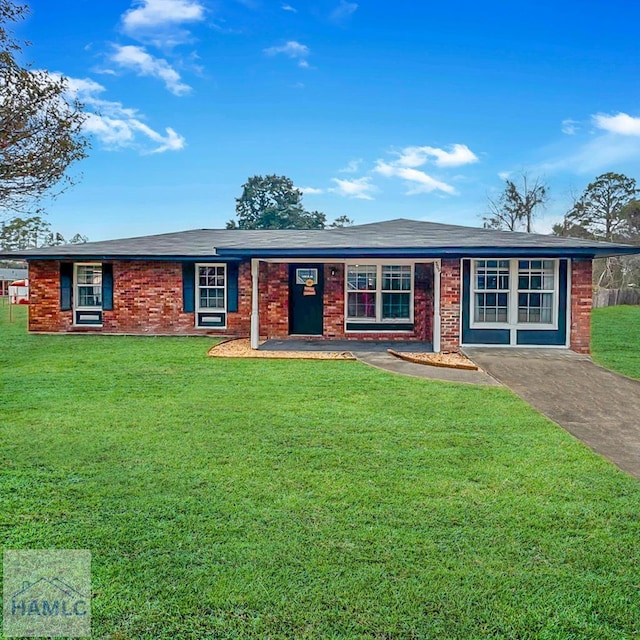 ranch-style house featuring a front yard