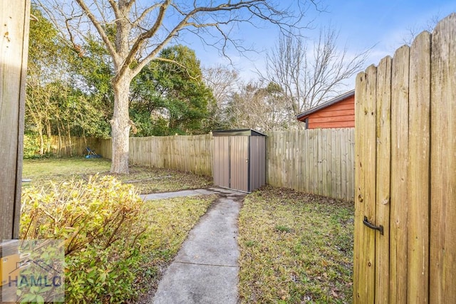 view of yard featuring a storage shed