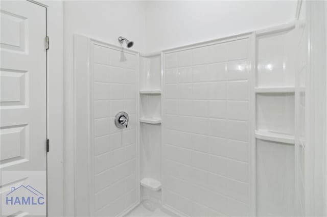 bathroom with tiled shower / bath combo