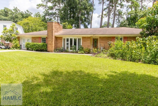 ranch-style house featuring a front yard