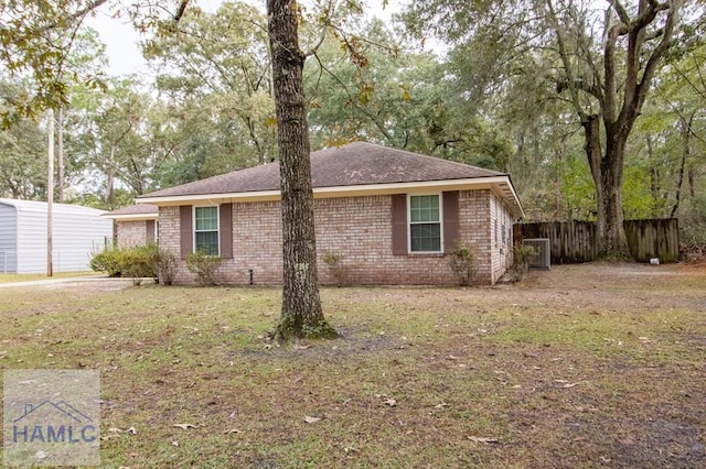 view of front of home featuring a front lawn