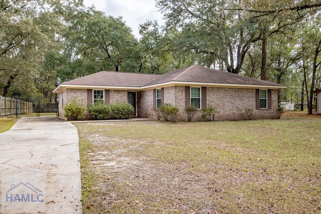 single story home featuring a front yard