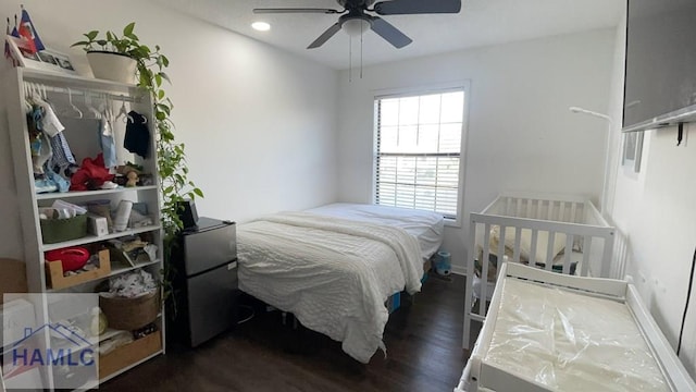 bedroom featuring dark wood-style floors, recessed lighting, baseboards, and a ceiling fan