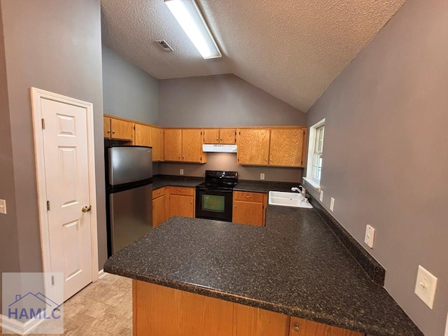193 River Bend Dr, Midway, GA 31320 - kitchen featuring freestanding refrigerator, black electric range, under cabinet range hood, a peninsula, and vaulted ceiling