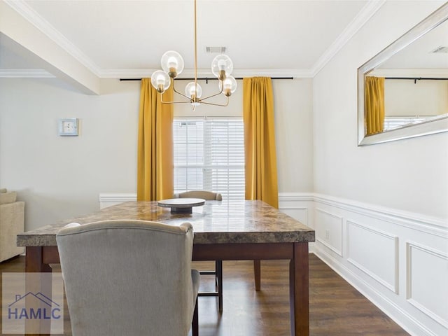 dining room featuring visible vents, ornamental molding, dark wood finished floors, and a chandelier