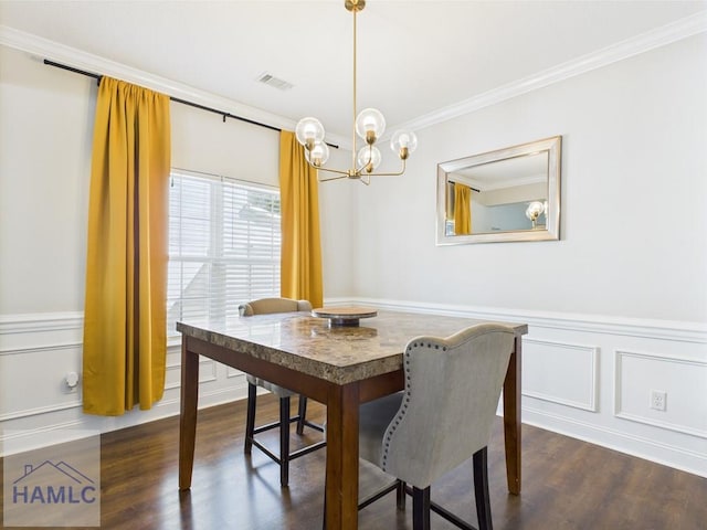 dining room featuring crown molding, dark wood-style floors, a chandelier, and visible vents