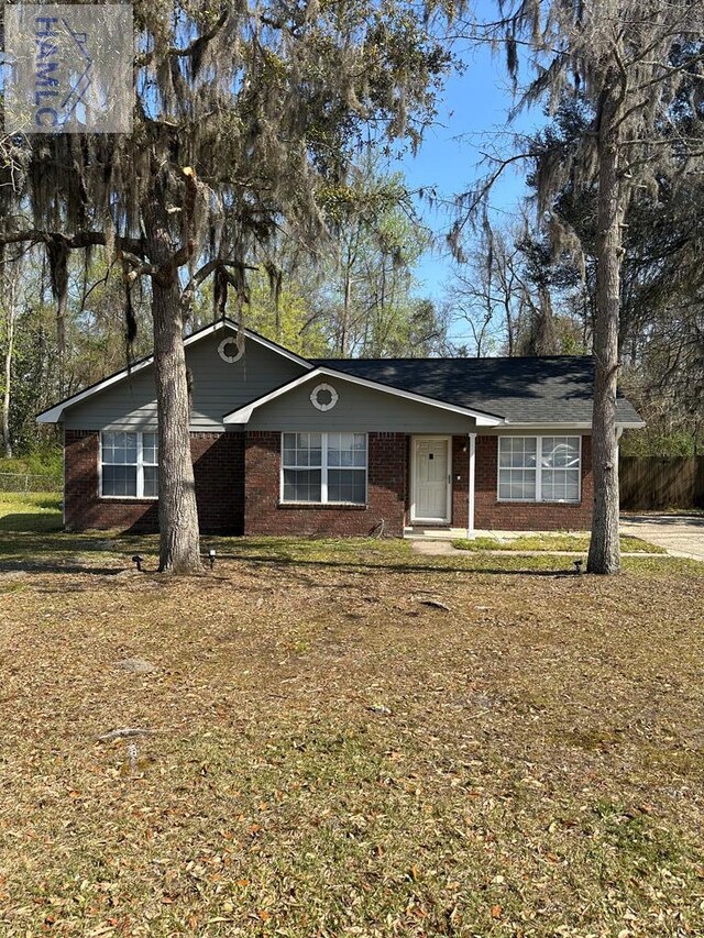 single story home with a front lawn