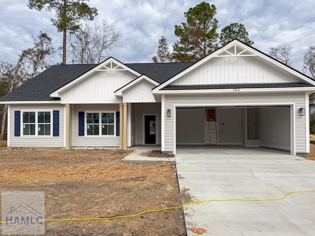 view of front facade featuring a garage