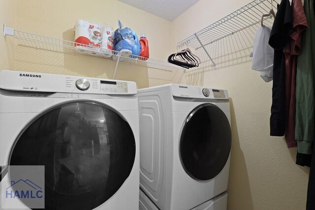 413 E Banks St, Glennville, GA 30427 - laundry area featuring washing machine and dryer and a textured ceiling