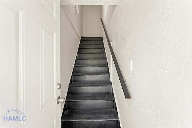 1514 Augusta Ave, Savannah, GA 31415 - stairway with a textured wall