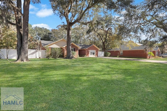 view of front of home featuring a front lawn