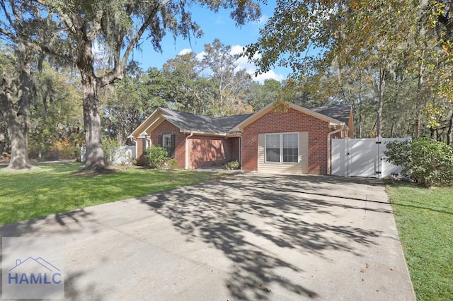 single story home with a front yard