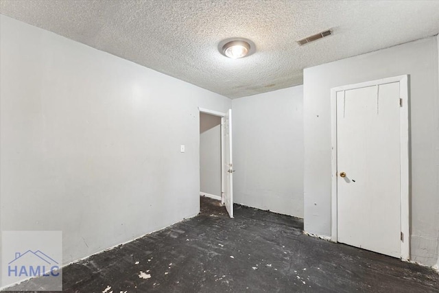 spare room featuring a textured ceiling