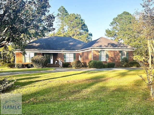 ranch-style house featuring a front yard