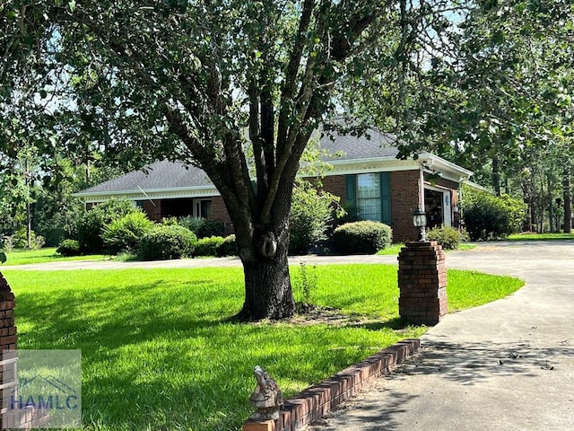 view of front of property with a front yard