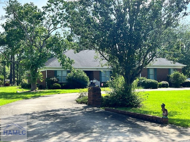 ranch-style home with a front lawn