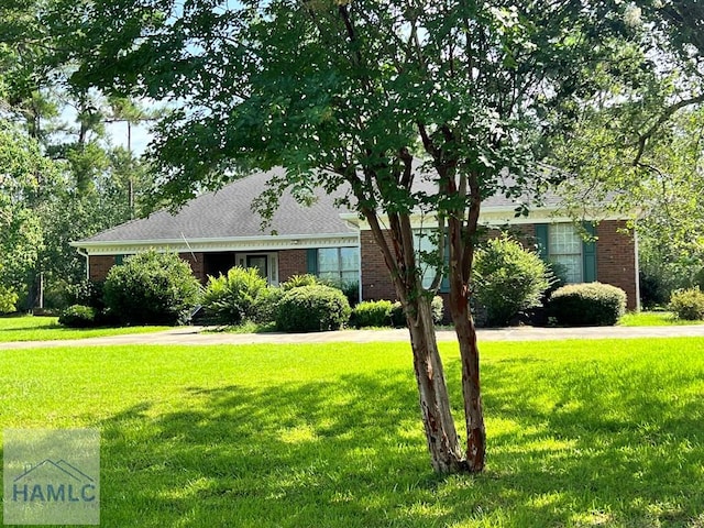 view of front of house featuring a front lawn