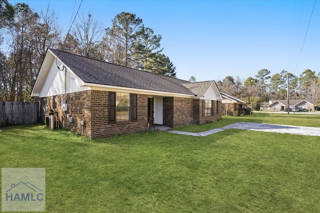 ranch-style home with a front yard