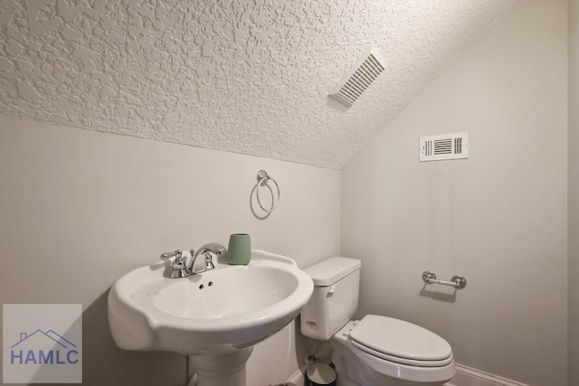 645 Littlefield St, Jesup, GA 31546 - half bath featuring vaulted ceiling and a textured ceiling
