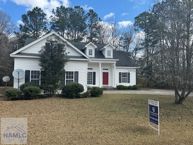 view of front of property featuring a front yard