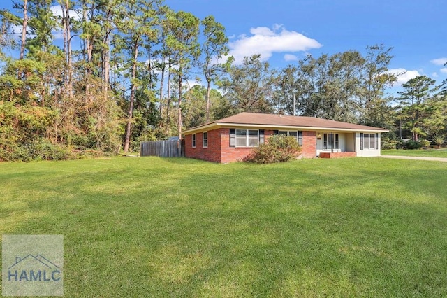 ranch-style home featuring a front lawn