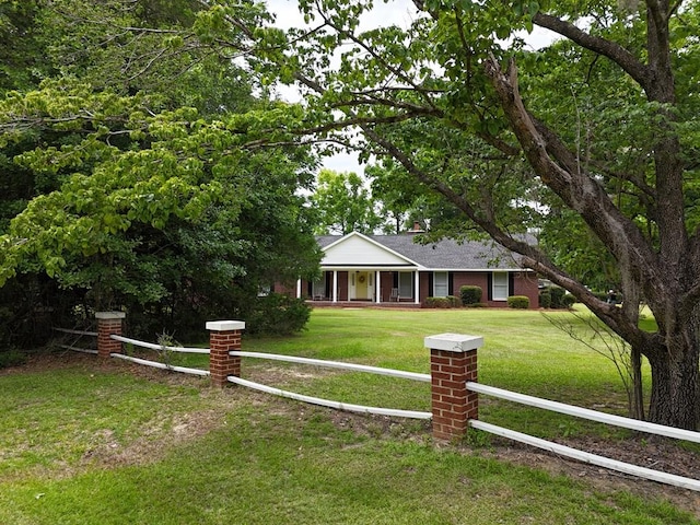 view of front facade featuring a front lawn