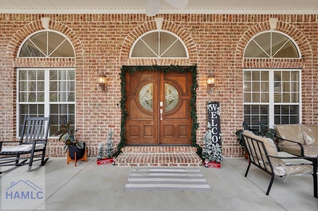 property entrance featuring ceiling fan