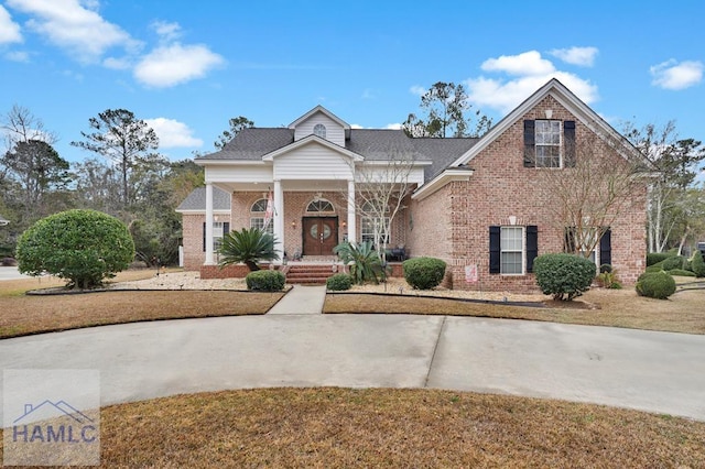 view of front of home featuring a front lawn