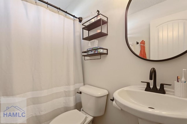 99 Scarlett Ln, Richmond Hill, GA 31324 - full bath featuring a sink and a shower with curtain
