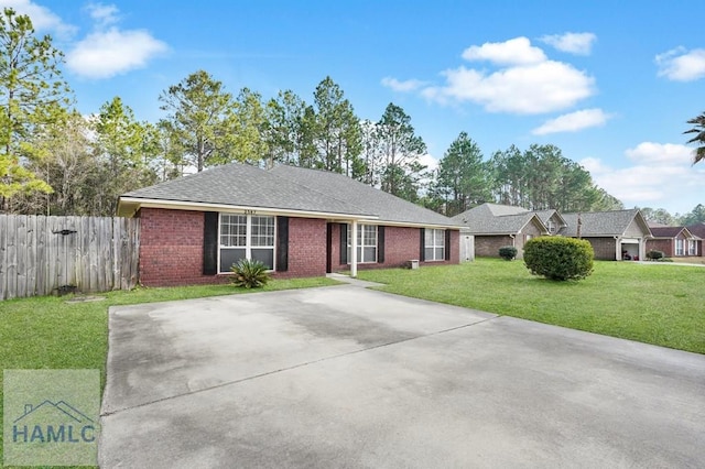 ranch-style home featuring a front lawn