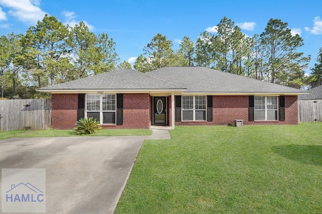 single story home featuring a front lawn