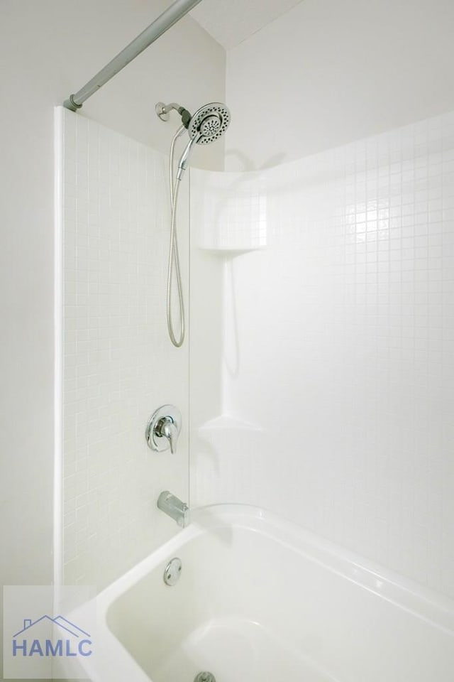 bathroom with tiled shower / bath