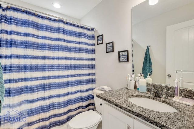 full bath with vanity, a shower with shower curtain, and toilet