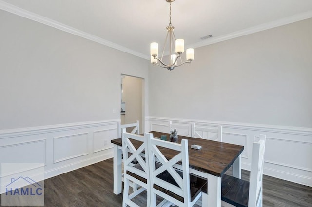 dining space featuring visible vents, an inviting chandelier, ornamental molding, and dark wood-style flooring