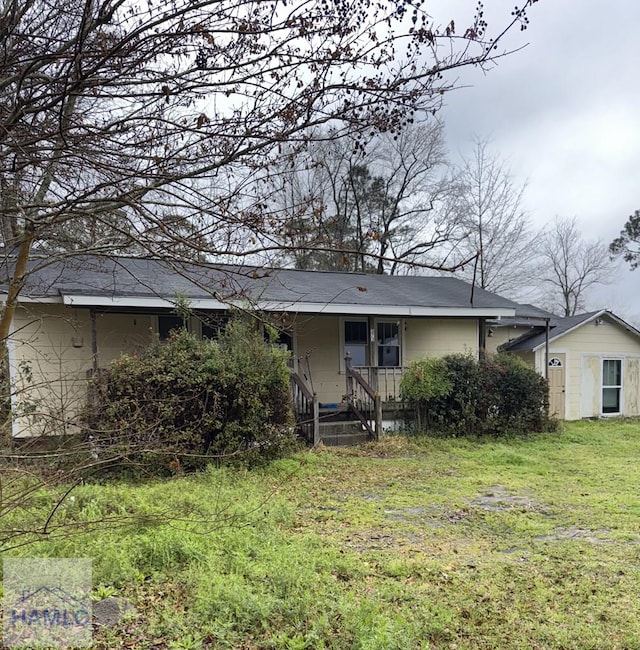 view of front of house featuring a front yard